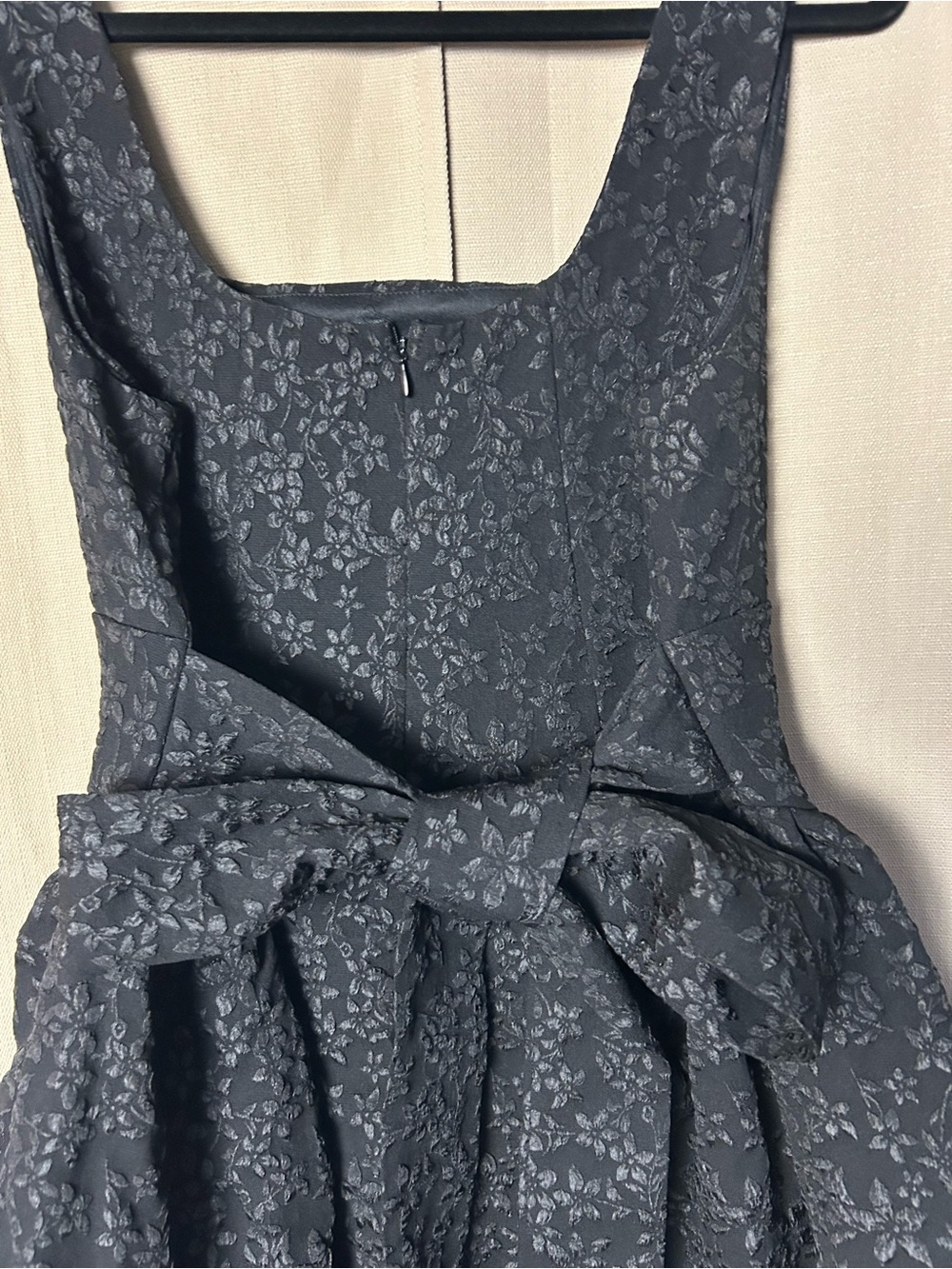 Cider SQUARE NECK FLORAL JACQUARD BACKLESS BOWKNOT MINI DRESS CURVE & PLUS - Picture 6 of 9